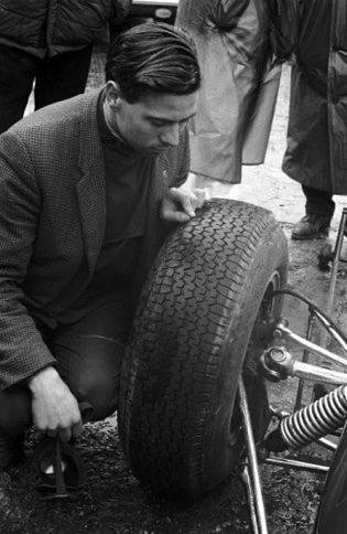 A Snetterton pendant des essais privés de la Lotus 25, Jim vérifie l'état des pneus